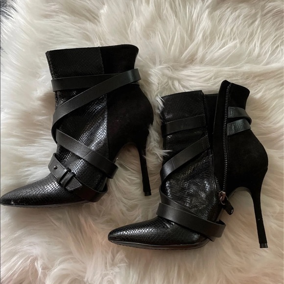 Alice + Olivia Shoes - Alice+Olivia: Dolan leather ankle booties